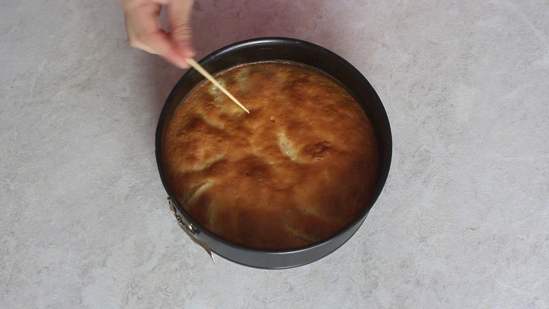 Рецепт приготовления шарлотки с яблоками - шаг 10