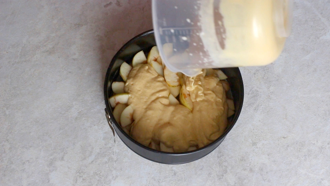 Рецепт приготовления шарлотки с яблоками - шаг 8