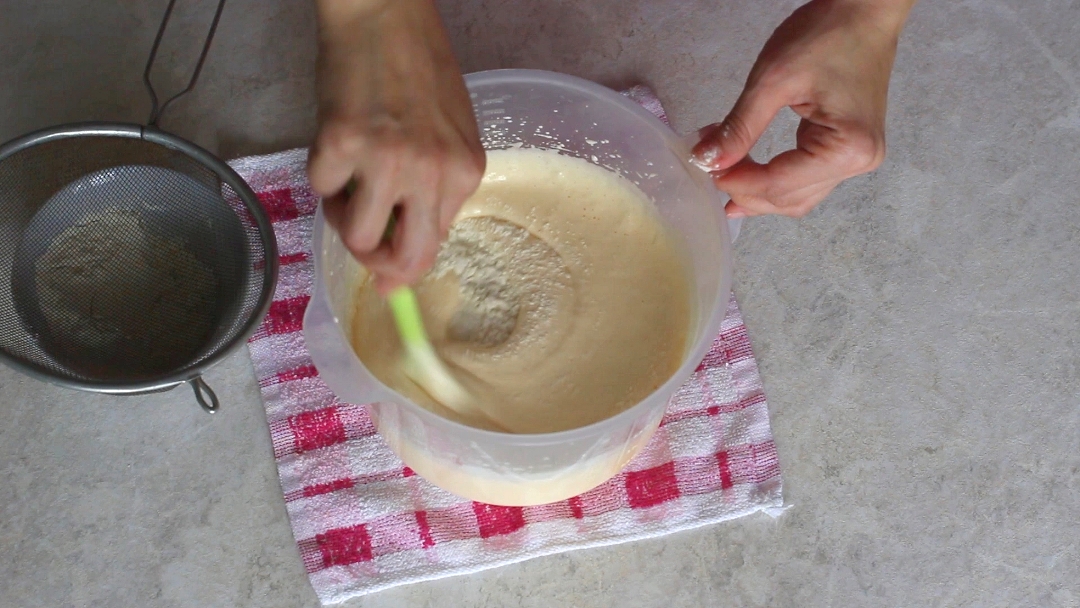 Рецепт приготовления шарлотки с яблоками - шаг 5