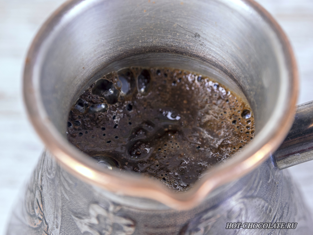 Кофе варится в турке