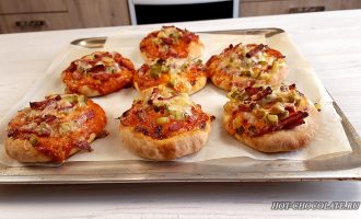 Мини-пиццы с колбасой, сыром и маринованными огурцами
