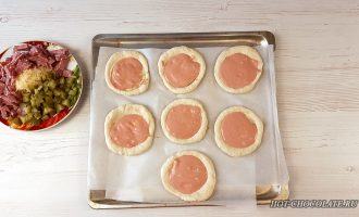 Мини-пиццы с колбасой, сыром и маринованными огурцами