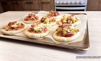 Мини-пиццы с колбасой, сыром и маринованными огурцами