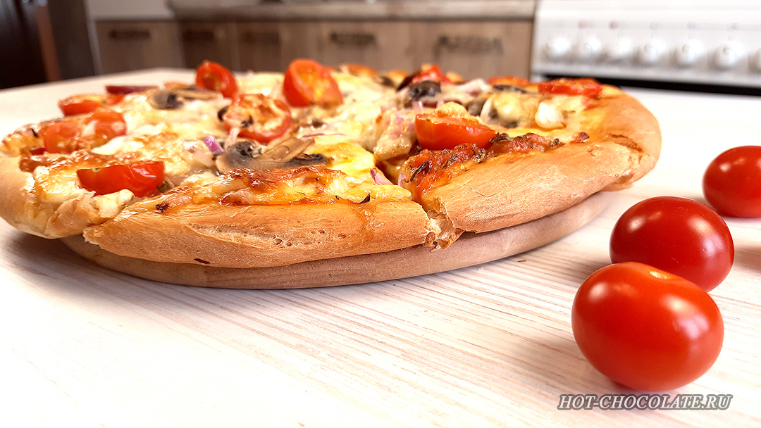 Пицца с тремя видами сыра, грибами, пеперони и черри