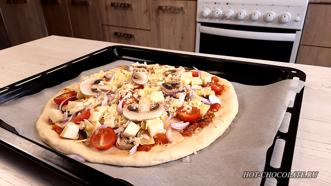 Пицца с тремя видами сыра, грибами, пеперони и черри