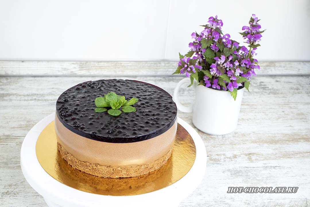 Муссовый шоколадный торт с черничным компоте